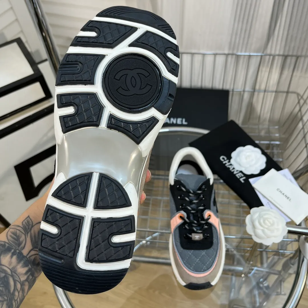 👟👟Ex-factory price 560👟👟 Chanel Chanel - 2022 counter top casual sports shoes This classic design; the upper is electro-embroidered with a variety of techniques; the outsole is fashionable and sporty; it is unusual to incorporate a variety of color matching elements... The diversified mix and match is very good-looking and versatile, casual, fashionable, sports and outdoor can be taken into account... ꫛꫀꪝ Go➫ Material: ❶Upper is made of: Original imported high mercerized smooth cow suede + electric embroidery technology + imported breathable mesh ❷Inner use: original imported breathable mesh ❸Outsole based on: original TPU combination outsole Counter boutique packaging complete set for women 35–42 men 38–46